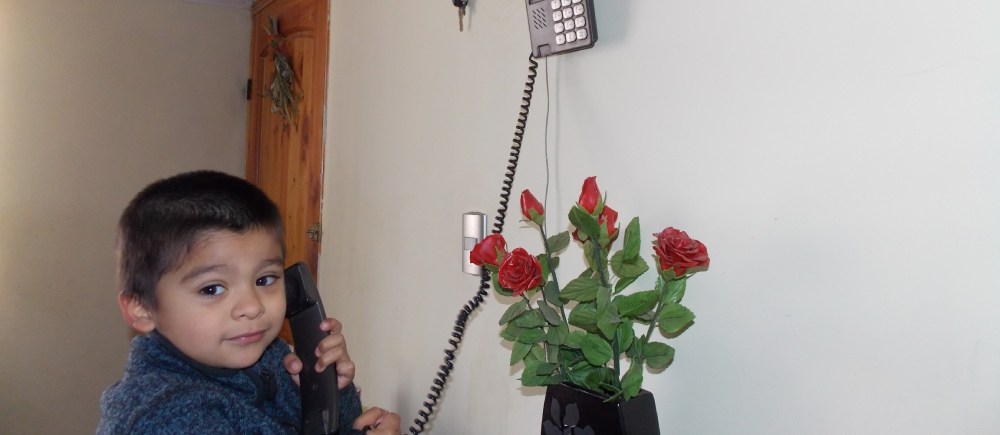 Fotografía de Pilar C. J. Sobrino Bastián hablando por teléfono. Licencia CC.