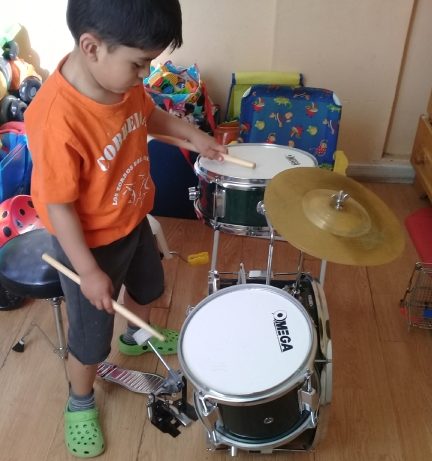 Fotografía de Pilar C. J. Sobrino Alexander tocando la batería. Licencia CC.